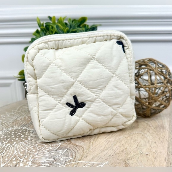 Cute Quilted Cosmetic Bag, Toiletry Bag with Bows - Picture 7 of 9